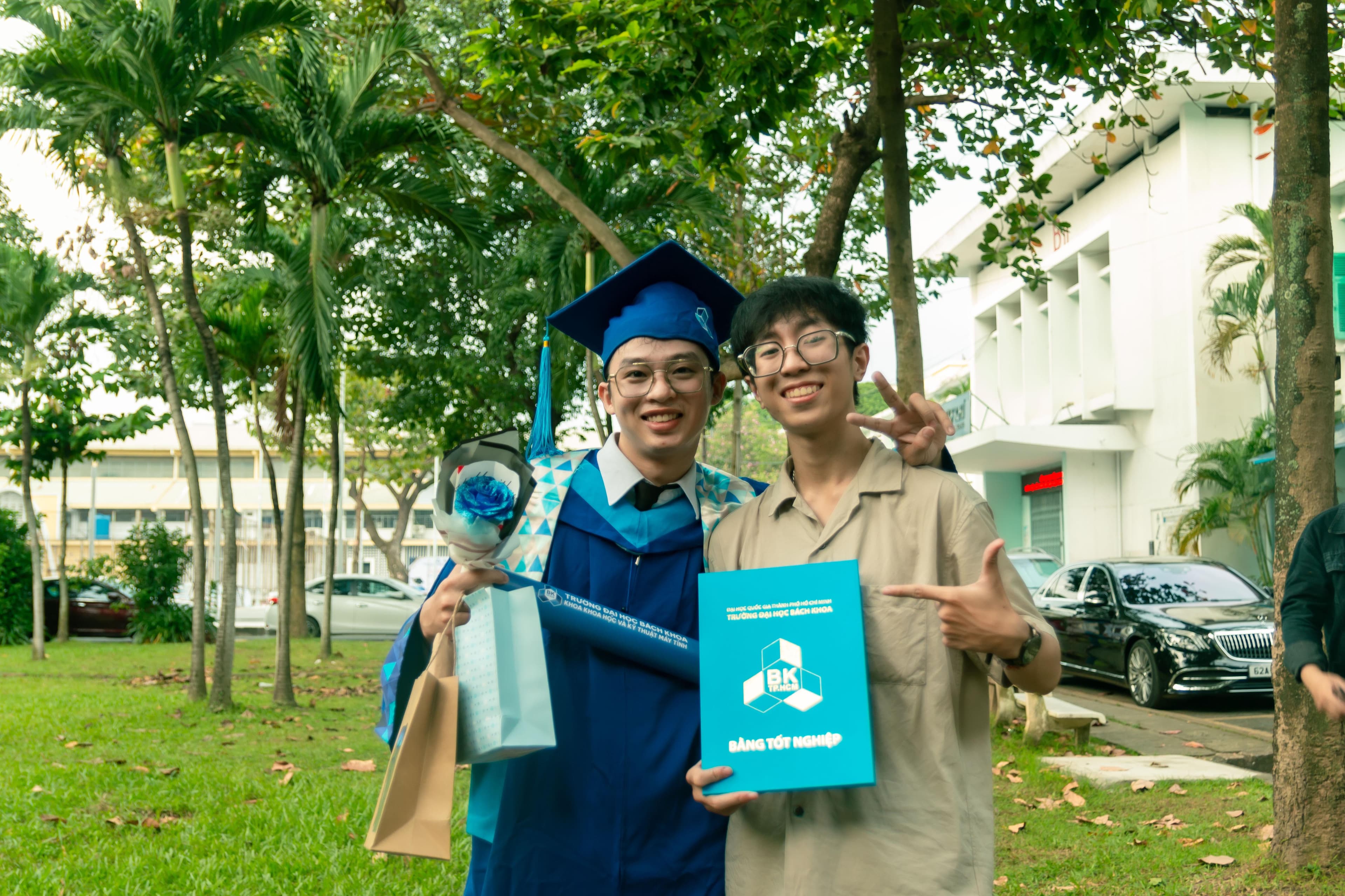 http://res.cloudinary.com/vitamim/image/upload/v1701065177/graduated/qe0splb8uh9ueocq92tz.jpg