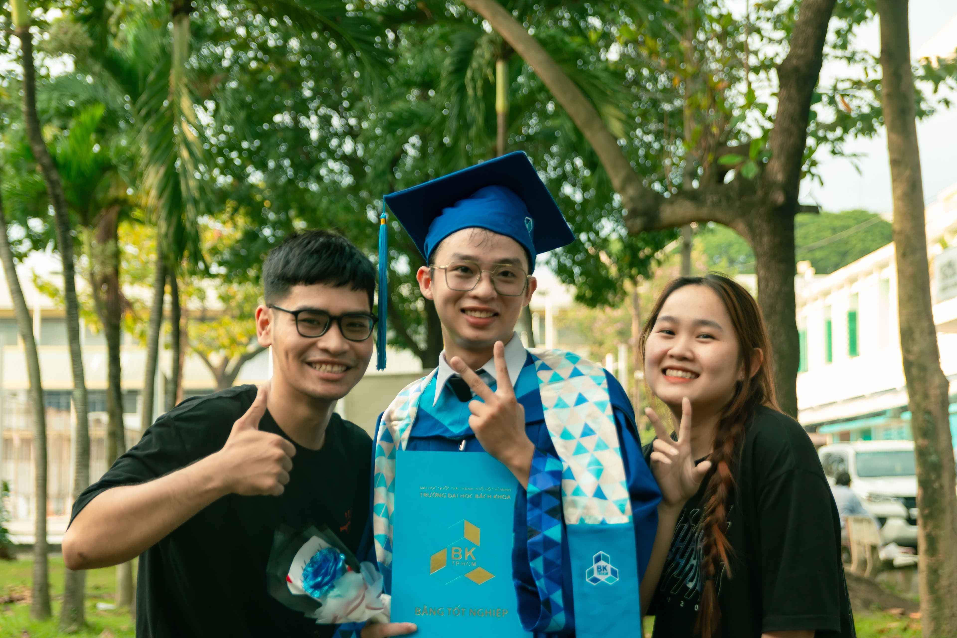 http://res.cloudinary.com/vitamim/image/upload/v1701065187/graduated/nqnh0e3h9mltmssolric.jpg