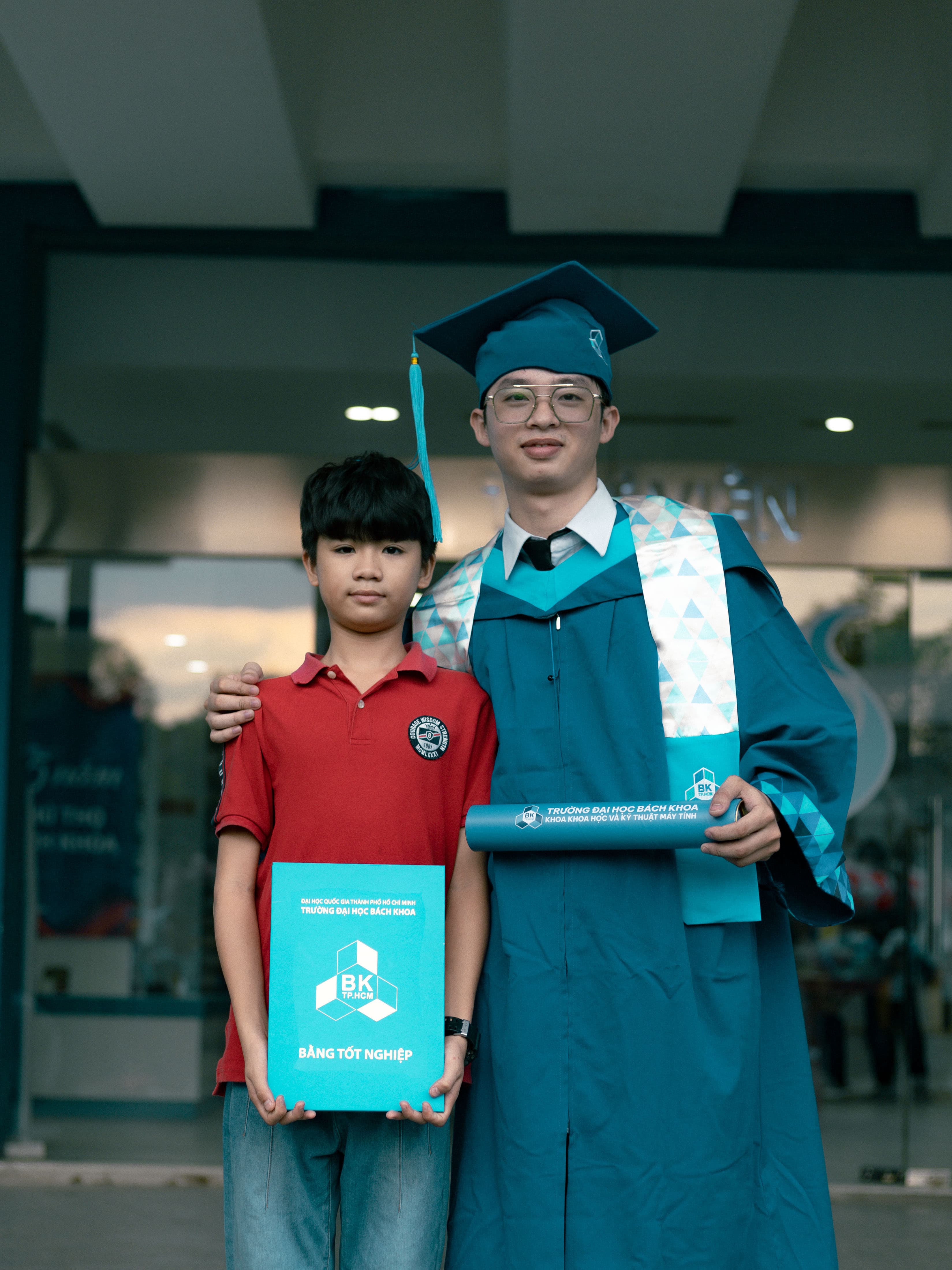 http://res.cloudinary.com/vitamim/image/upload/v1701065188/graduated/sdn8w8znuuxtb7tqytvf.jpg