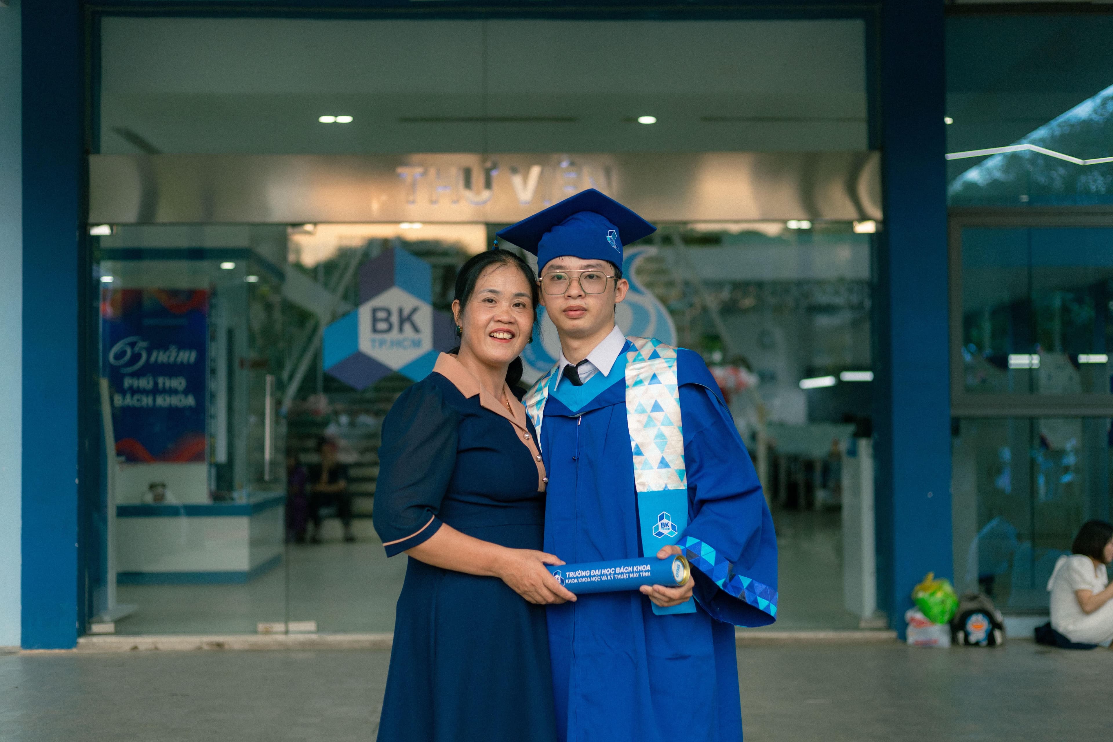 http://res.cloudinary.com/vitamim/image/upload/v1701065202/graduated/r6ow592aegogmzeppwui.jpg