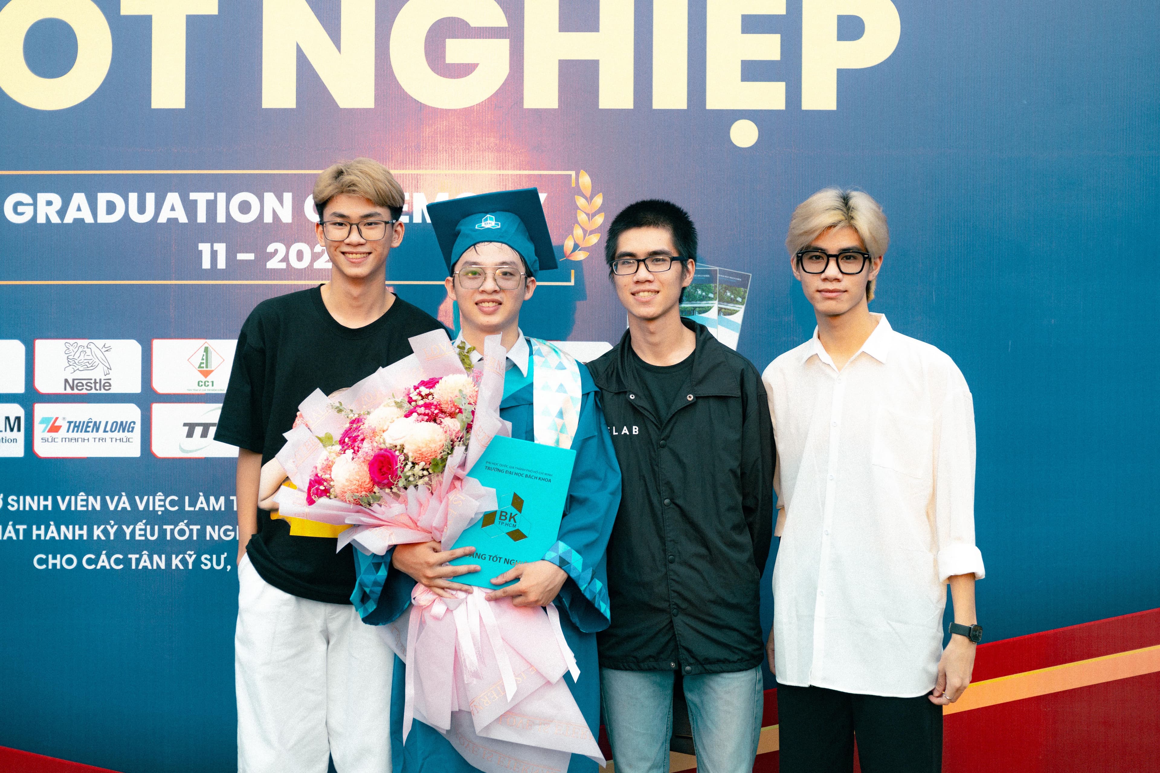 http://res.cloudinary.com/vitamim/image/upload/v1701065205/graduated/u4m3rkiy2pmve67r5pjr.jpg