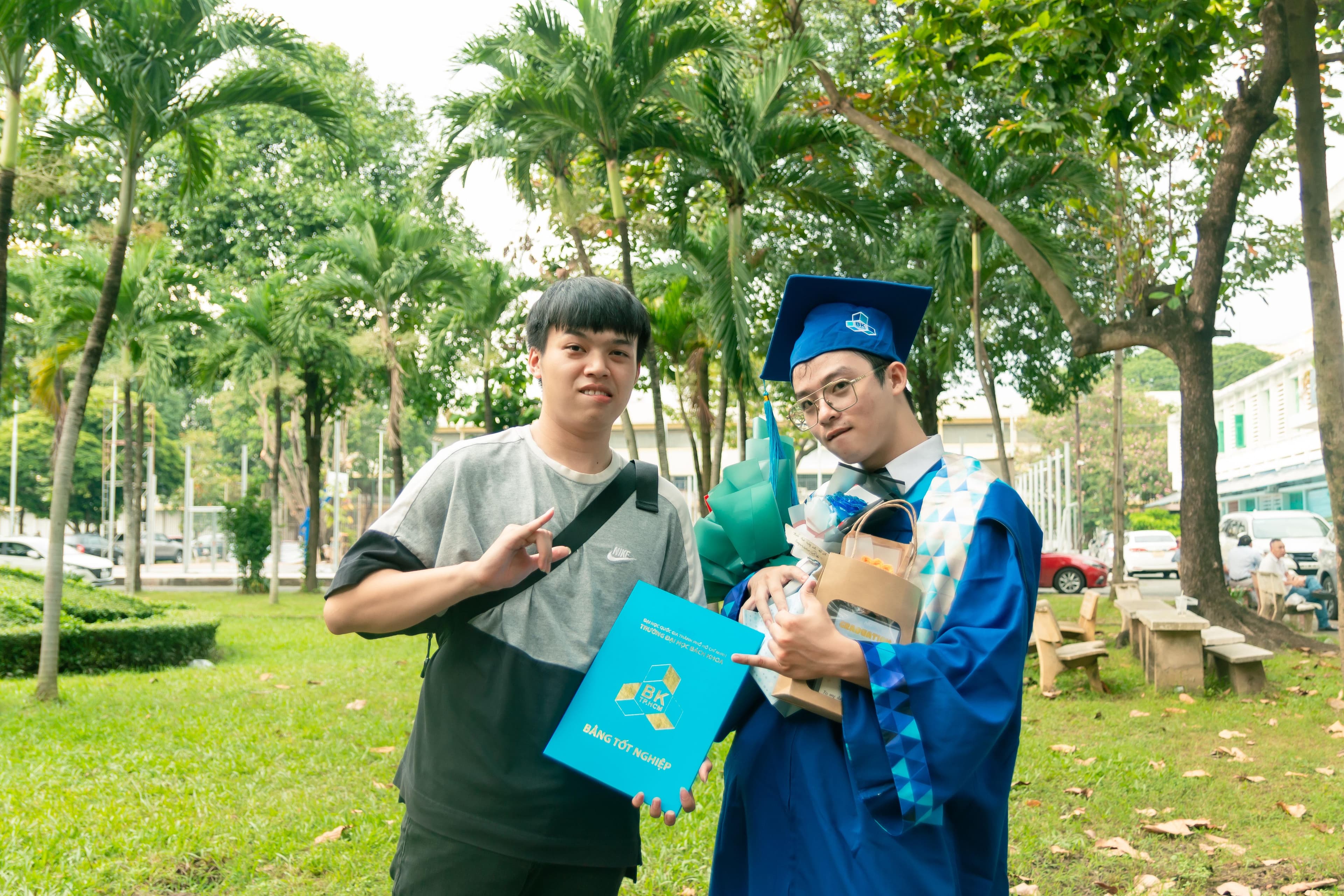 http://res.cloudinary.com/vitamim/image/upload/v1701065207/graduated/teecxgzs9y9uuf44kszg.jpg