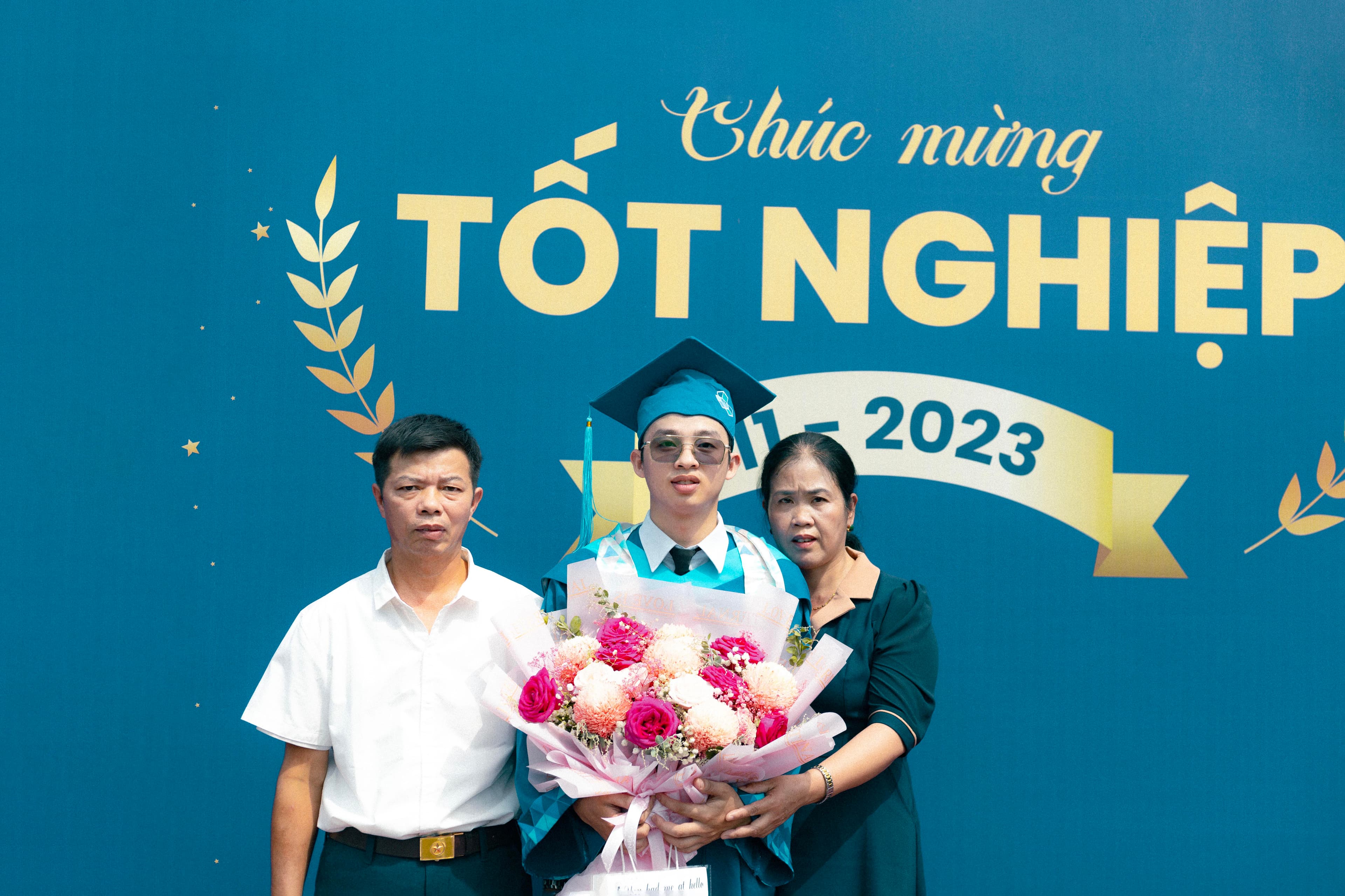 http://res.cloudinary.com/vitamim/image/upload/v1701065208/graduated/y89vmzfys5p8gub2diwd.jpg