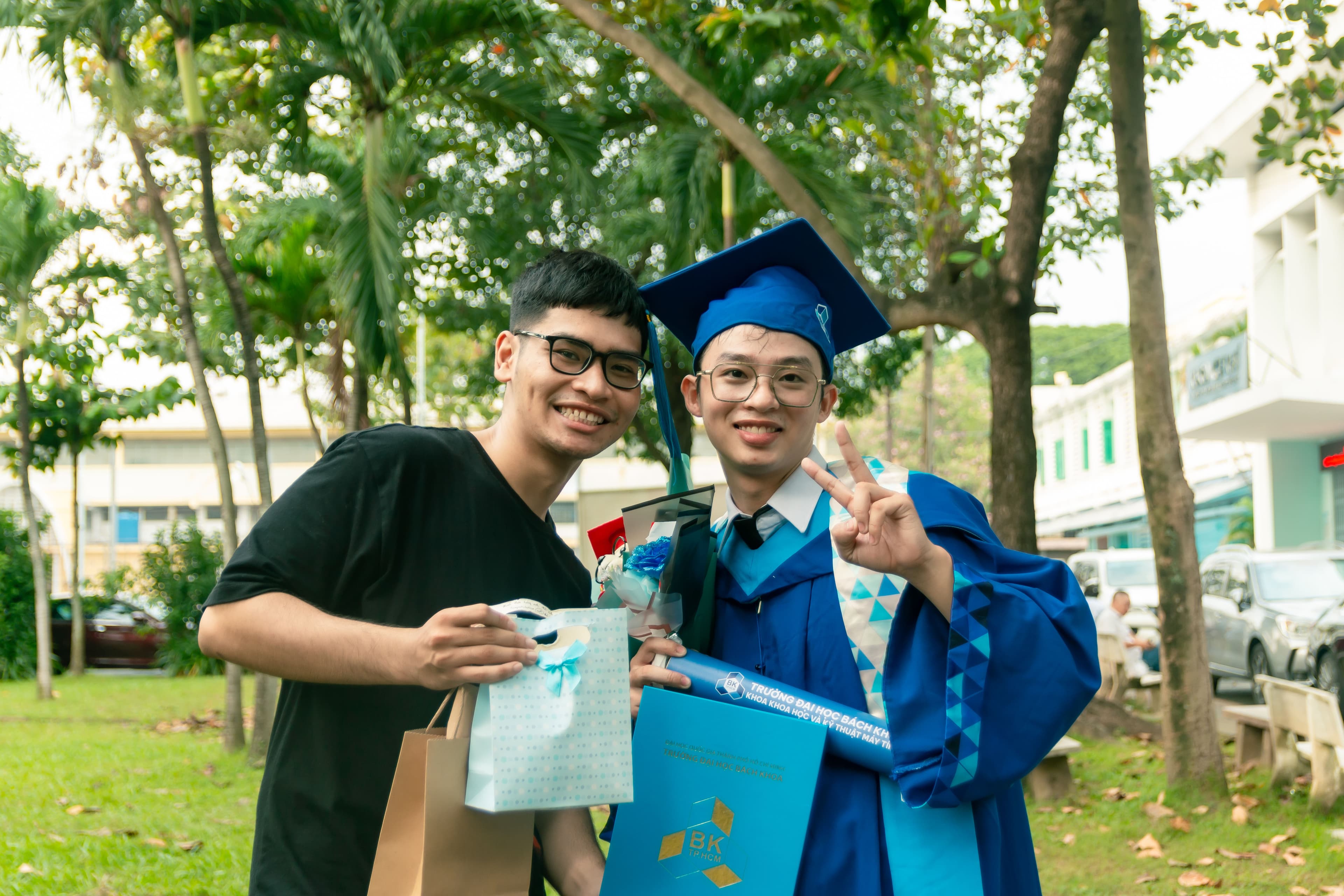 http://res.cloudinary.com/vitamim/image/upload/v1701065212/graduated/fsz8gdypr88zg7poc6ki.jpg